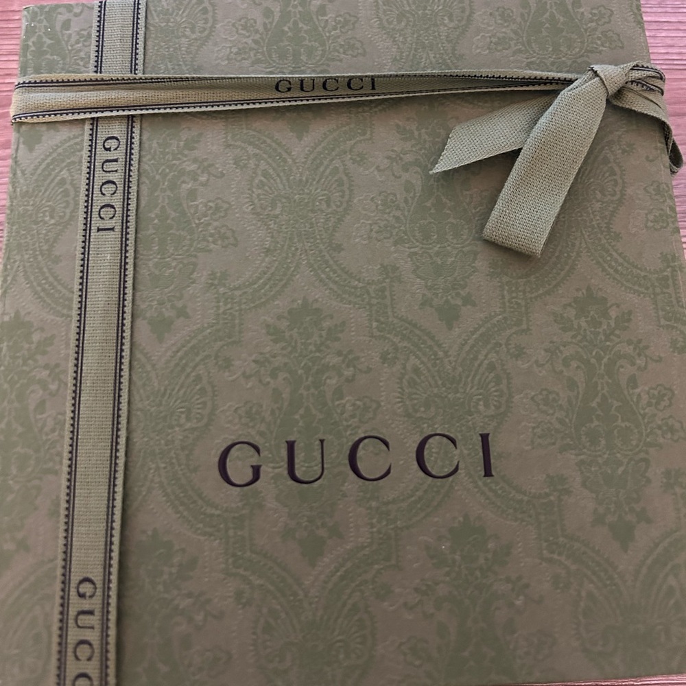 Gucci Gift Box (Medium) + Ribbon - Picture 2 of 8